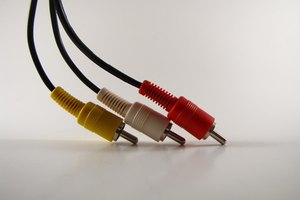 Un extremo de un cable compuesto de AV tipo RCA con fichas de colores.