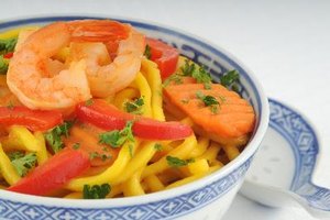 Aumenta el valor nutricional de los fideos ramen añadiendo pescado y verduras.