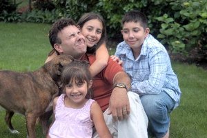 Las relaciones de afecto ayudan a desarrollar la autoestima de un niño.
