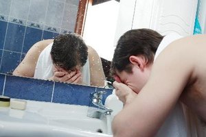 Debes utilizar otros productos contra el acné además del producto que contenga ácido glicólico.