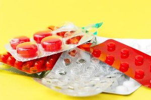 Las personas con antecedentes de migrañas, diabetes, presión arterial alta y el colesterol alto también tienen más probabilidad de presentar la enfermedad isquémica de los vasos pequeños.