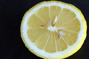 El consumo frecuente de alimentos ácidos, como los limones, puede alterar tu pH.