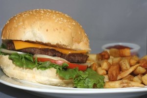 Las comidas rápidas pueden aumentar tu presión sanguínea, tu colesterol, tu peso y el riesgo de desarrollar resistencia a la insulina.