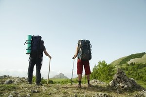 Fortalece tus piernas antes de la temporada de caminatas para prevenir la rodilla del caminante.