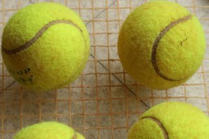 Raqueta y pelotas de tenis.