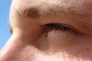 Puedes darle forma a tus cejas con unas pinzas.