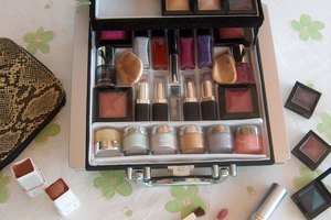 Siempre hay que utilizar maquillajes hipoalergénicos, de otra manera, se puede causar aún más irritación en la piel.