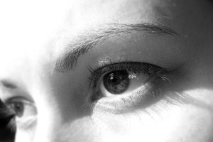 Algunas posturas de yoga pueden crear presión detrás de los ojos.