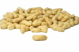 Consume fuentes naturales de CoQ10, como los cacahuetes, en tu dieta.