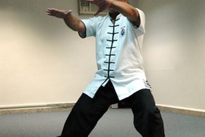 Las manos se mueven con el cuerpo cuando empujas olas.