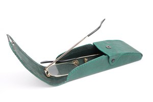 Mantener los lentes en un estuche los protegerá de cualquier daño.