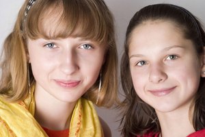 Las niñas adolescentes tienen muchos asuntos con los cuales lidiar, desde el abuso de sustancias hasta el acné.