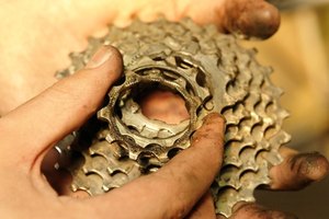 Mantén los engranes de las velocidades libres de mugre y tierra.