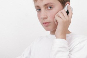 Los chicos deben lavarse el cabello todos los días para prevenir las espinillas de la frente.