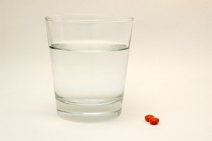Los medicamentos antiiflamatorios no esteroideos (AINE) pueden ayudar a reducir la fascitis plantar.