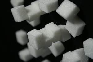El xilitol es un edulcorante natural que se encuentra en las fibras vegetales de las bayas, hojas de maíz, maíz y avena.