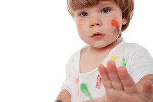 Los niños pueden pintar de manera segura con los productos adecuados y la supervisión de un adulto.