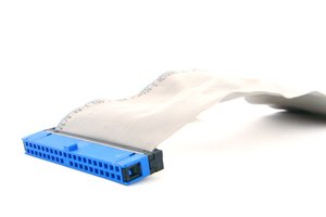 El cable IDE se conecta a una placa de circuito dentro del adaptador que le permite comunicarse con un puerto USB.