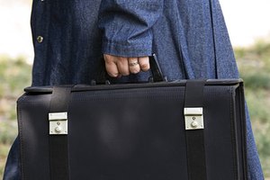 Permite que tu amiga deje una maleta de emergencia en tu casa.