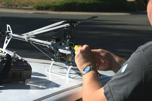Si tienes tiempo, puedes construir un robot a RC que vuele.