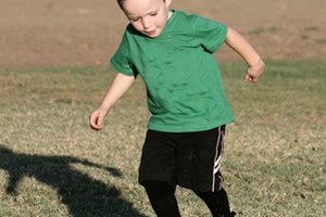 El entrenaminto de fútbol desarrolla agilidad y velocidad.