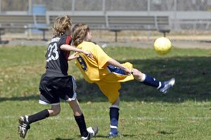 La velocidad permite a un defensor a cerrar los espacios al jugador que está a la ofensiva.
