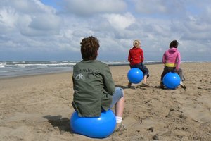 Cambiar tu silla por una pelota de estabilidad puede ayudarte a mejorar la postura y tonificar los músculos centrales.