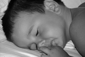 Hacer algunos cambios en la rutina de tu niño puede ayudarlo a dormir mejor.