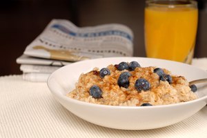 La avena se combina bien con las moras y otros alimentos saludables.