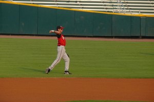 Un jugador que puede demostrar su versatilidad al jugar en más de una posición mejorará sus posibilidades de ingresar al equipo de béisbol.