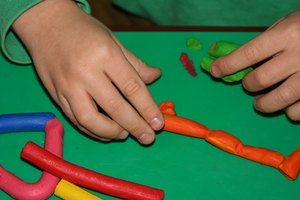 El moldeo de arcilla puede desarrollar la motricidad fina del niño.