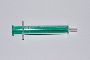Puedes usar una jeringa de 30 a 35 ml.