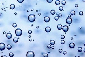 Los filtros de carbón quitan partículas grandes del agua.