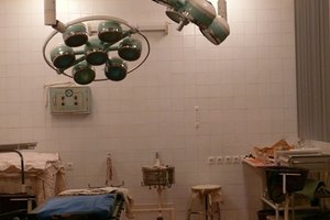 El aborto quirúrgico regularmente se lleva a cabo en una instalación de abortos para pacientes ambulatorios.