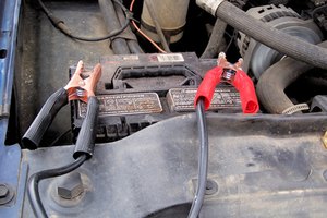 Los inversores de energía de alta capacidad utilizan pinzas de batería para conectarse a un circuito eléctrico automotriz.