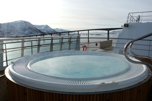 Un jacuzzi ofrece varios beneficios para la salud.
