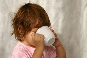 Aumentar la cantidad de líquidos es una de las partes importantes del tratamiento dietario para el resfrío de estómago.