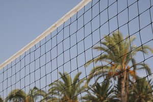 La altura de la red es la misma para el voleibol de salón y de playa.