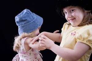 El jugar con otros niños se vuelve más fácil para los niños de cinco años.