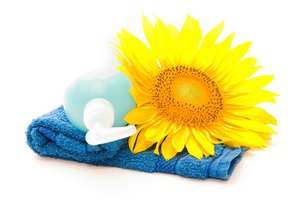 El gel de ducha y la toalla son dos básicos para la bañera o la ducha.