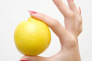 El jugo de limón tiene un efecto blanqueador sobre los dientes.
