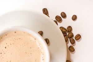 Asegúrate de que los granos de café se hayan enfriado lo suficiente para aplicarlos a tu piel.