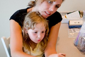 La maternidad adolescente puede hacer difícil continuar la educación o pasar tiempo con amigos en una entorno social.