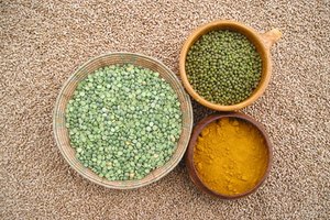 La cúrcuma (turmeric) y tomillo (thyme) se utilizan de manera ayurvédica para tratar la caspa.