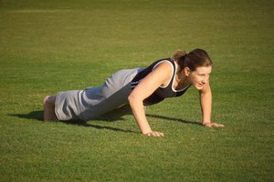 Las flexiones (push-ups) son uno de los mejores ejercicios para fortalecer los músculos del pecho.