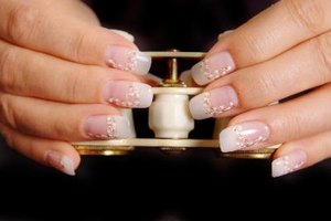 Las uñas se vuelven frágiles por lo general a medida que envejecemos.