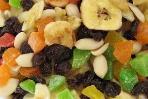 Los frutos secos y las nueces son aperitivos saludables para comer durante el día laboral.