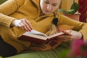 Impulsa a tu adolescente a leer con frecuencia.
