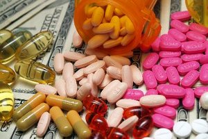 Las medicaciones anticoagulantes pueden ser la causa de heces de color marrón oscuro, negro o alquitranado.