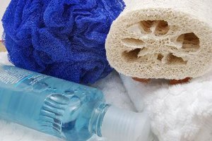 Ayuda a las personas mayores con un baño de esponja.